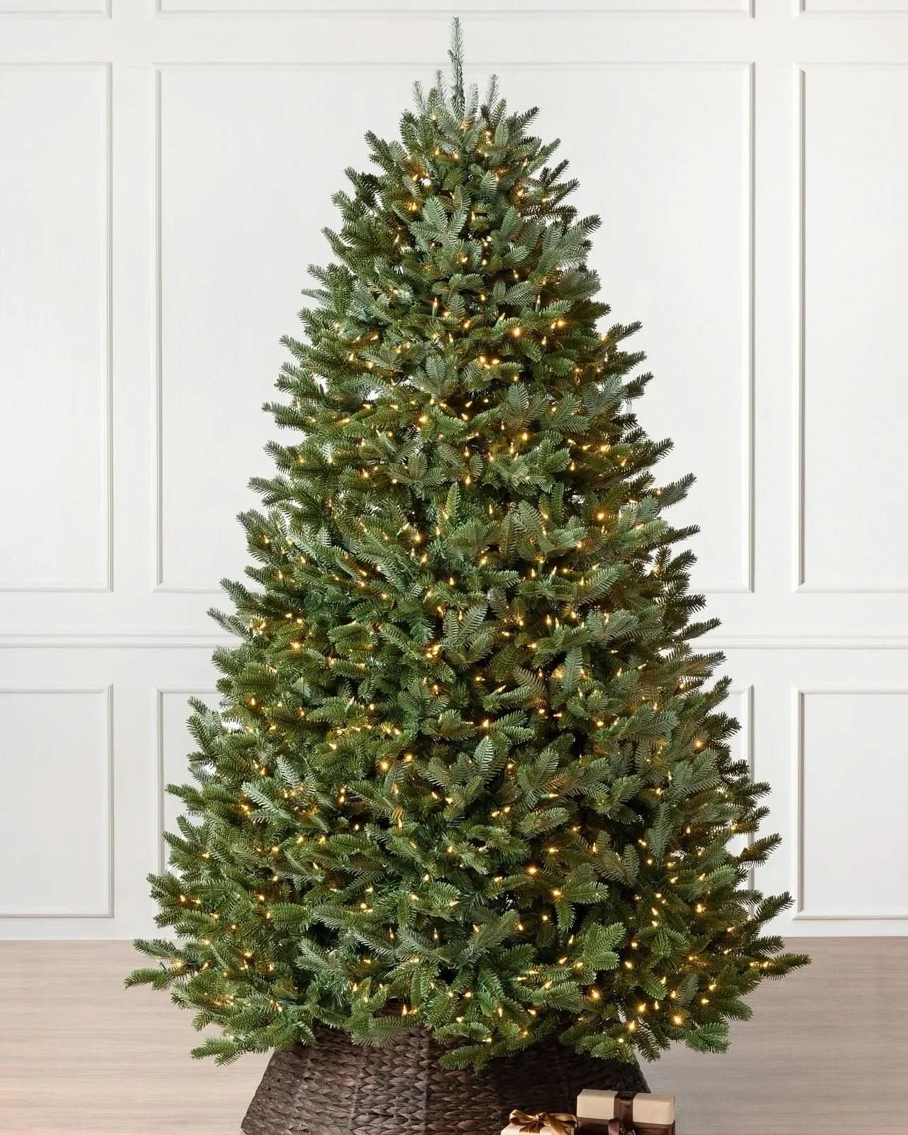 Árvore de Natal Tradicional com Galhos Articulados, SuportMetálico e LEDs Embutidos