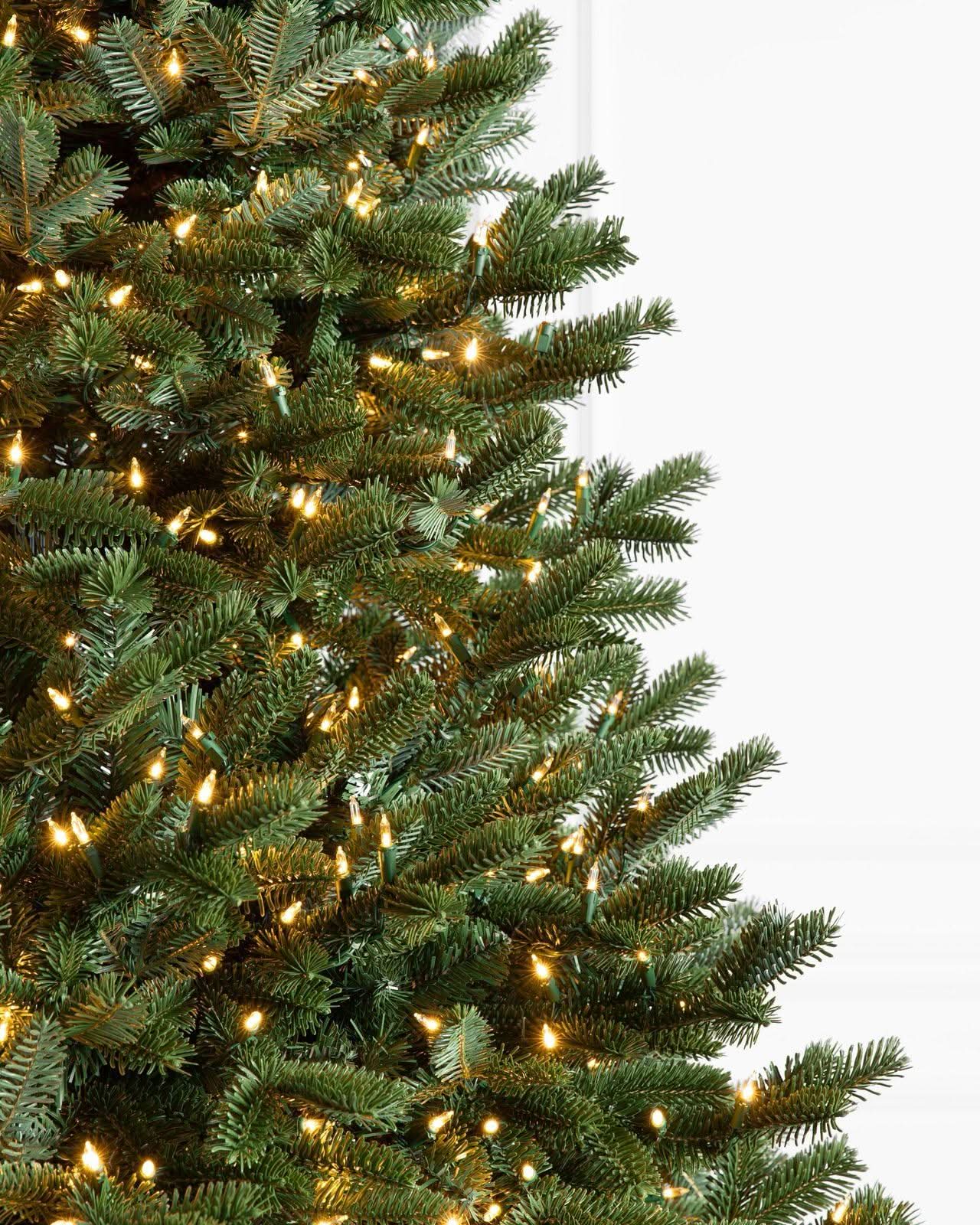 Árvore de Natal Tradicional com Galhos Articulados, SuportMetálico e LEDs Embutidos